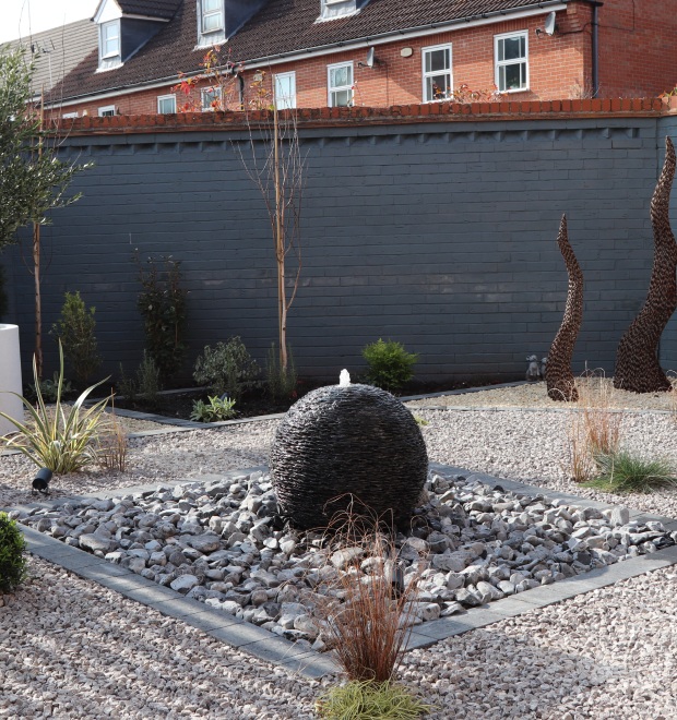 Garden water feature with modern design